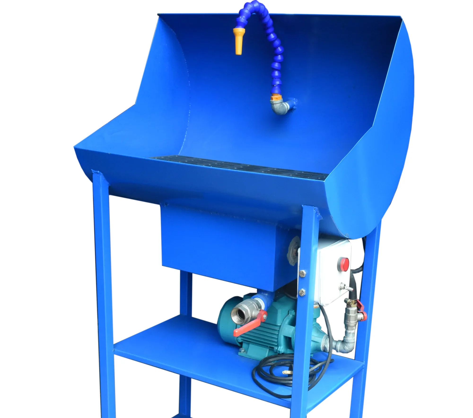 Operario limpiando maquinaria con sistema de cero vertimientos